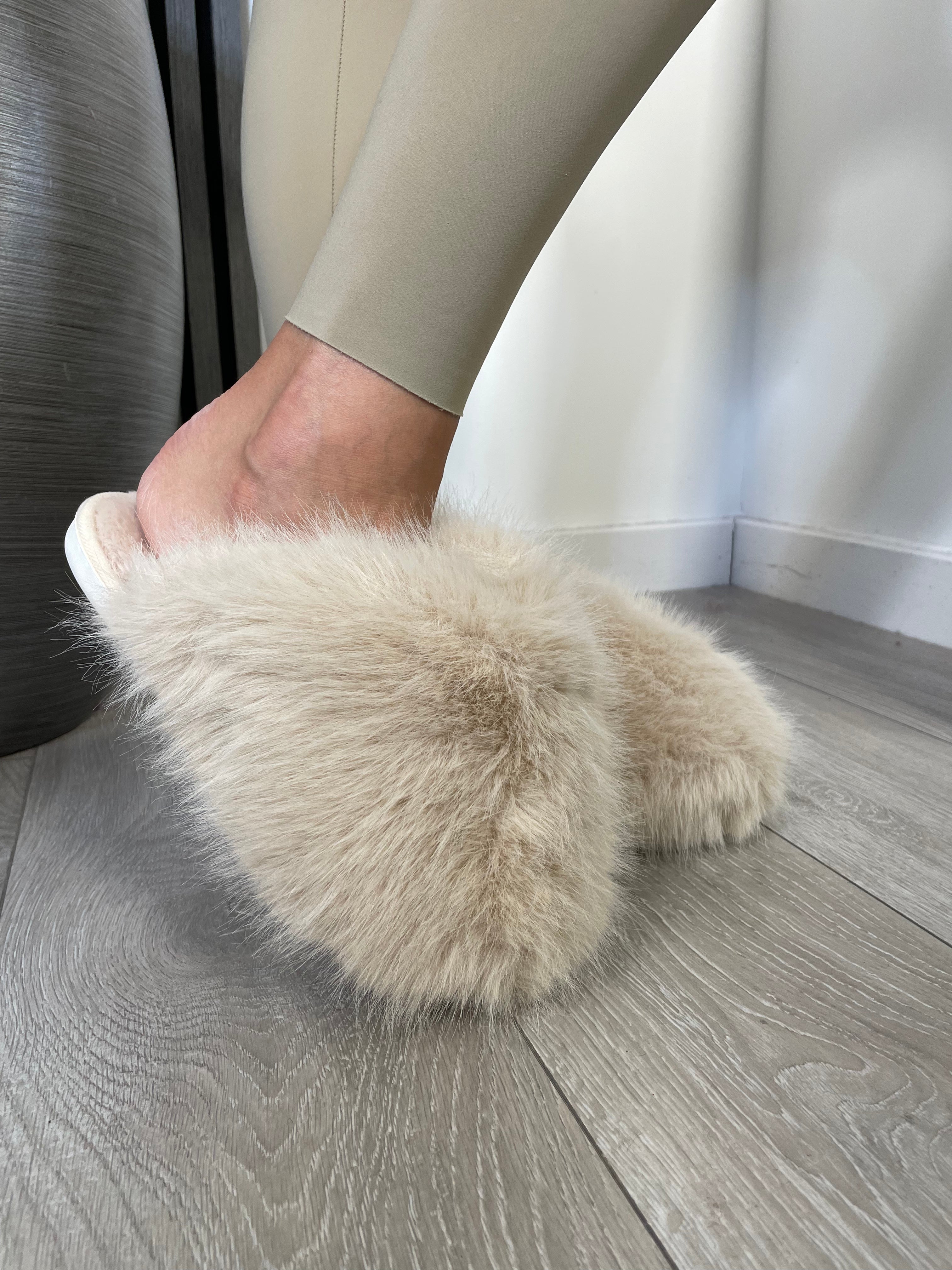 Round toe flat shoes
